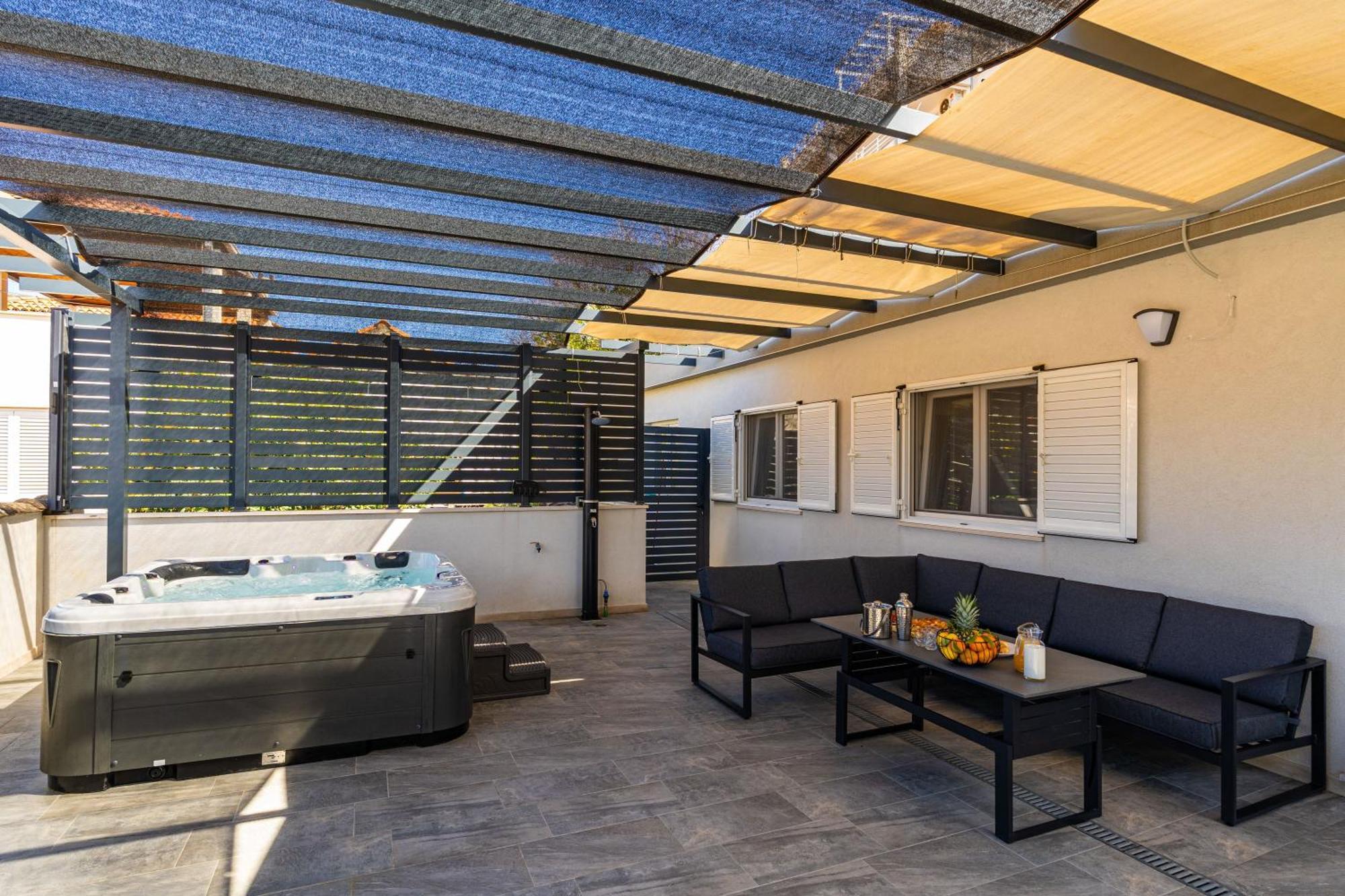 Dolores With Terrace & Jacuzzi