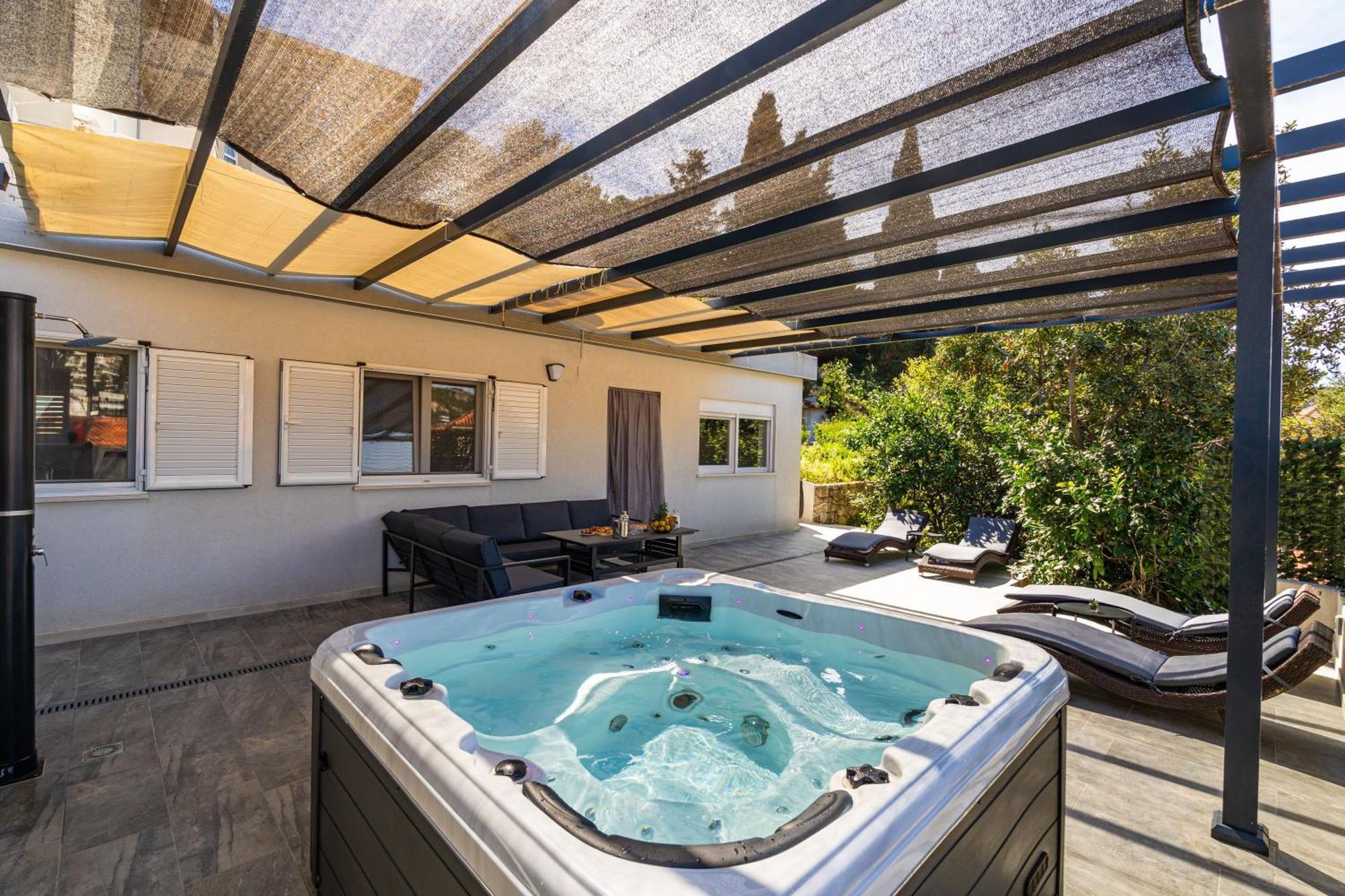 Dolores With Terrace & Jacuzzi
